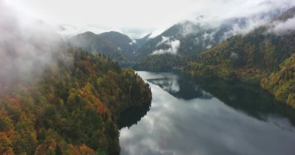 Prachtig Bergmeer Een Relikwie Nationaal Park Wolken Luchtdrone Vlucht — Stockvideo