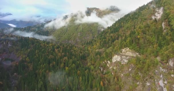 Piękne Góry Droga Lot Przez Chmury Lot Drona Lotniczego Chmurach — Wideo stockowe