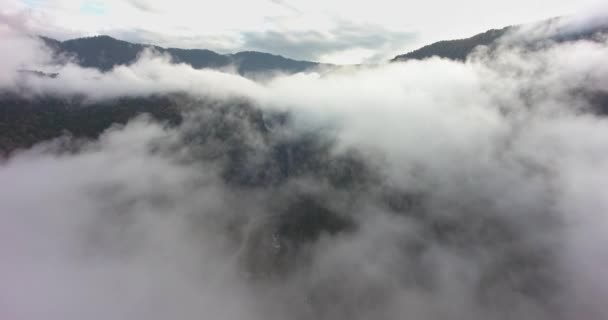Hermoso Volar Sobre Las Nubes Las Montañas Vuelo Aéreo Con — Vídeo de stock
