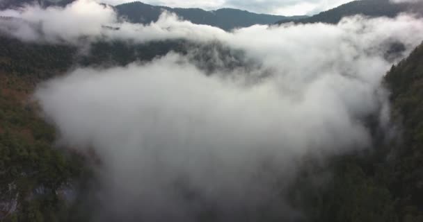 Hermoso Volar Sobre Las Nubes Las Montañas Vuelo Aéreo Con — Vídeos de Stock