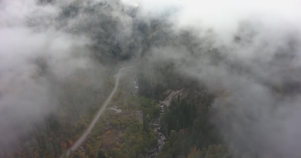 Красивая Горная Дорога Облаках Полет Беспилотника Облаках Большой Высоте — стоковое видео
