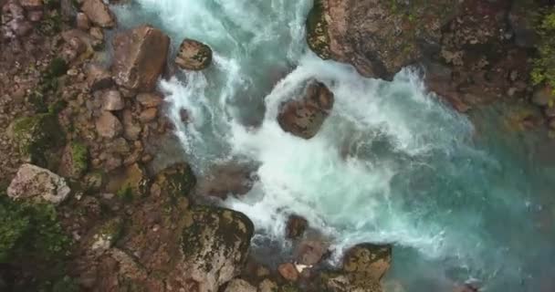 山の川と道路 車で山の中で休日 空中ドローン飛行 — ストック動画