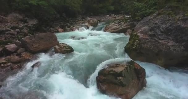 渓流の渦巻プール 空中ドローン飛行 — ストック動画