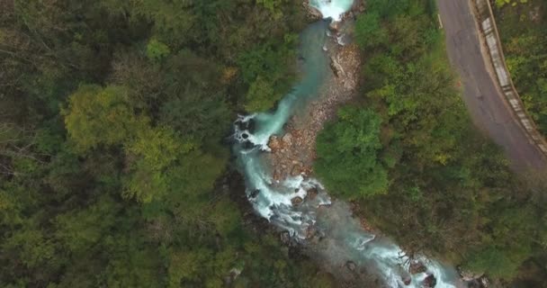 Río Montaña Carretera Vacaciones Las Montañas Coche Vuelo Aéreo Con — Vídeos de Stock