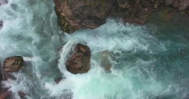 渓流の渦巻プール 空中ドローン飛行 — ストック動画