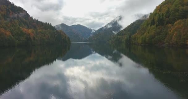 Hermoso Lago Montaña Parque Nacional Reliquia Las Nubes Vuelo Aéreo — Vídeo de stock