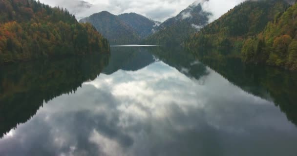 Lindo Lago Montanha Parque Nacional Relíquia Nas Nuvens Voo Drones — Vídeo de Stock
