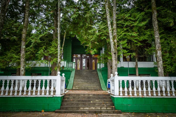 Dacha de Stalin y Jruschov. Parque Nacional de Ritsa, Abjasia — Foto de Stock