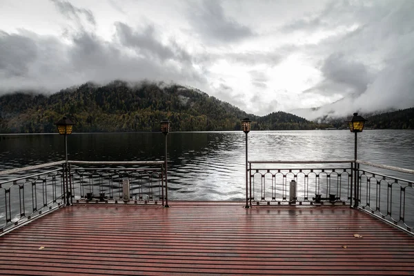 Cais no Lago Ritsa, Abcásia — Fotografia de Stock