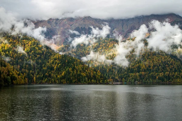 Lago de montanha nas nuvens — Fotografia de Stock