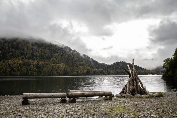 Campamento y hoguera en el lago en las nubes — Foto de Stock