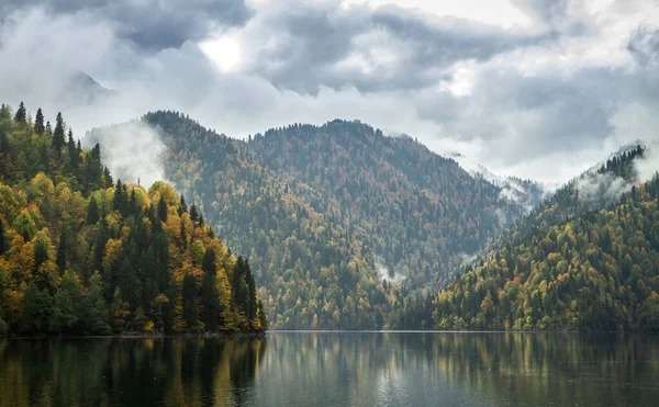 Lindo lago de montanha nas nuvens — Fotografia de Stock
