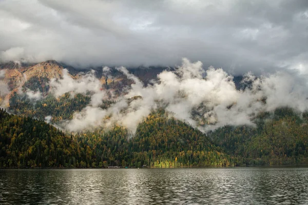 Lago de montanha nas nuvens — Fotografia de Stock