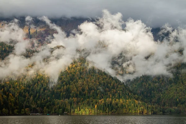 Lindo lago de montanha nas nuvens — Fotografia de Stock