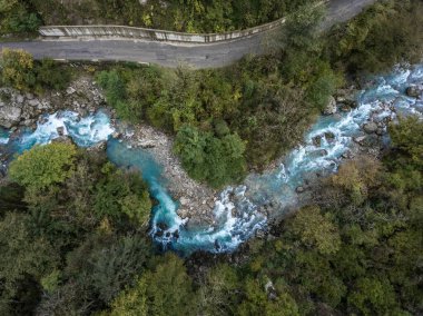 Dağ nehri ve yol. Havadan