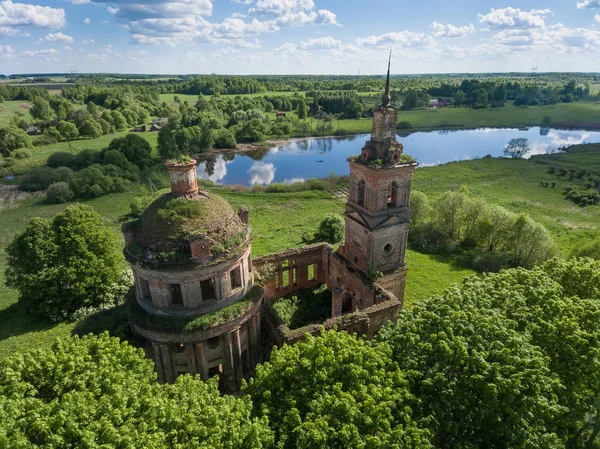 Alte zerstörte Kirche und Glockenturm, Russland. Antenne — Stockfoto