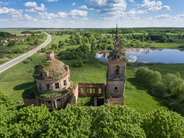 Starý zbořený kostel a zvonice, Rusko. Letecký — Stock fotografie