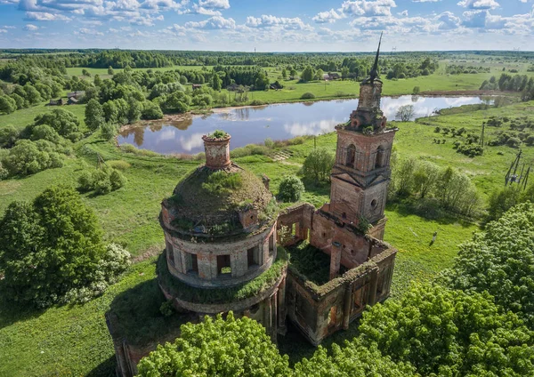 Eski yıkılmış kilise ve çan kulesi, Rusya. Havadan — Stok fotoğraf