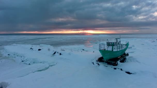 Umba 俄罗斯 日落时在雪白的海面上的船 海岸被冰覆盖着 空中业务 — 图库视频影像