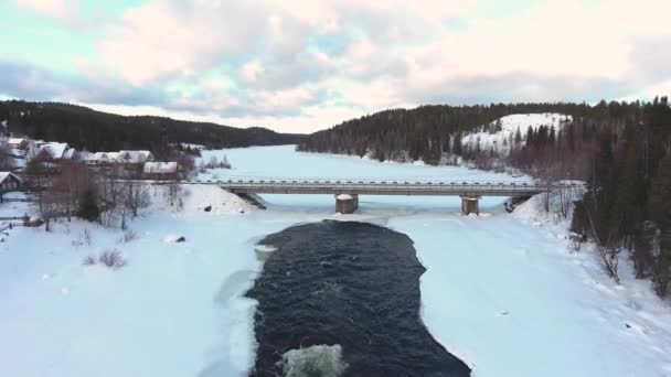 Ponte Sobre Rio Gelado Gelo Neve Rio Congelado Bonito Gelo — Vídeo de Stock