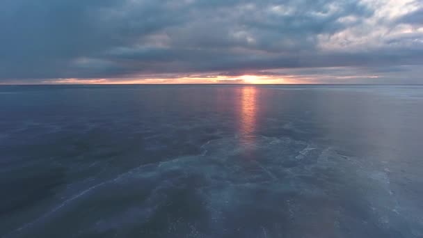 凍結した水面の空中ドローンショット白海 コラ半島 ロシア 氷の上を飛んで氷の隙間が凍る — ストック動画