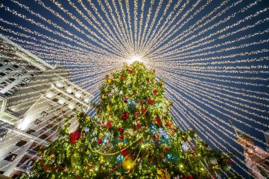 Yeni yıl tatili ve şehrin renkli dekorasyonu.