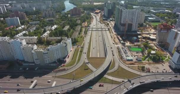 Persimpangan Lalu Lintas Mobil Besar Crossroad Pandangan Atas Aerial — Stok Video