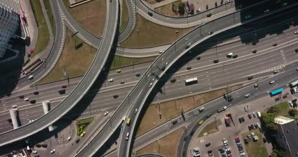 Flygdrönare Syn Motorvägen Flernivåkorsning Väg Med Rörliga Bilar Bilar Rör — Stockvideo