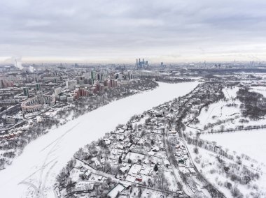Kışın Moskova ve nehir kenarında bir köy, Rusya. Havadan