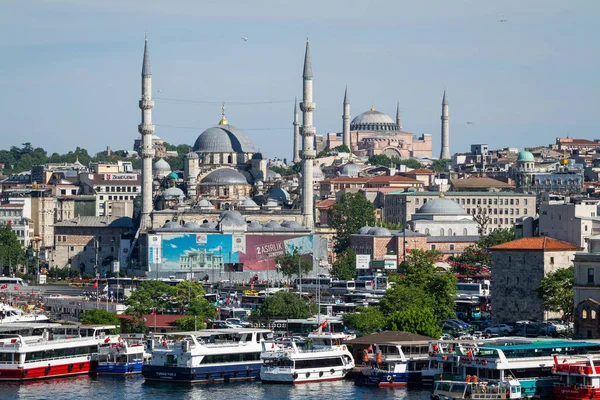 Istanbul, Turkiet. Suleymaniye moskén och Eminonu området — Stockfoto