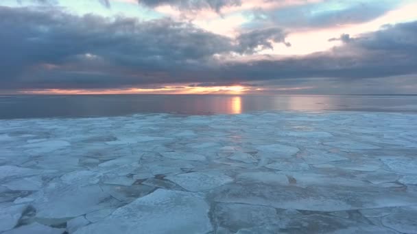 Mar Blanco Cubierto Hielo Grandes Témpanos Hielo Cubren Agua Hermoso — Vídeo de stock