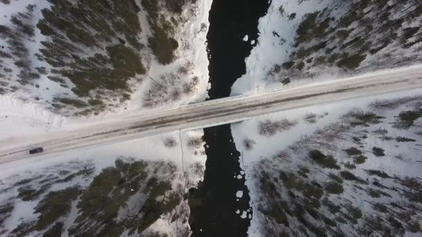 Winterweg Rivier Auto Brug Bovenaanzicht Vanuit Lucht — Stockvideo