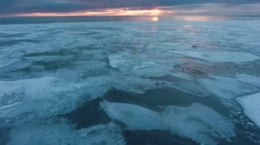 Buzla kaplı beyaz deniz. Büyük buz kütleleri suyu kaplıyor. Güzel, temiz Kuzey Kutbu buzu. Donmuş Kuzey Denizi. Havadan