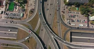 Hareket halindeki arabalarla çok katlı kavşak yolunun hava aracı görüntüsü. Arabalar çok katlı bir kavşakta ilerliyor. Kentsel konsept.