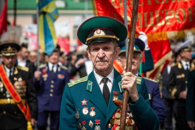Moskova, Rusya. 2. Dünya Savaşı gazileri şehir sokaklarında. Gazilerin geçit töreni. Zafer Günü, 9 Mayıs.