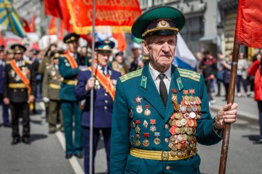 Moskova, Rusya. 2. Dünya Savaşı gazileri şehir sokaklarında. Gazilerin geçit töreni. Zafer Günü, 9 Mayıs.