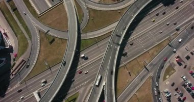 Hareket halindeki arabalarla çok katlı kavşak yolunun hava aracı görüntüsü. Arabalar çok katlı bir kavşakta ilerliyor. Kentsel konsept.