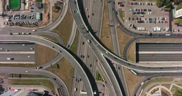 Flygdrönare Syn Motorvägen Flernivåkorsning Väg Med Rörliga Bilar Bilar Rör — Stockvideo