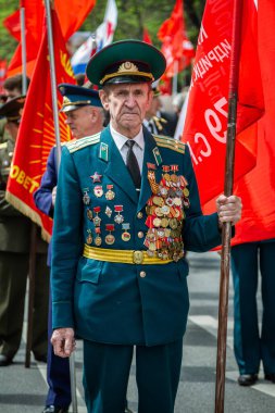 Moskova, Rusya. 2. Dünya Savaşı gazileri şehir sokaklarında. Gazilerin geçit töreni. Zafer Günü, 9 Mayıs.