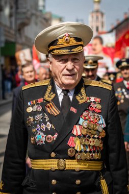 Moskova, Rusya. 2. Dünya Savaşı gazileri şehir sokaklarında. Gazilerin geçit töreni. Zafer Günü, 9 Mayıs.