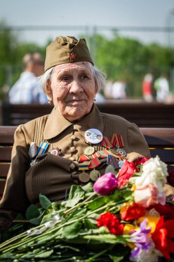Moskova, Rusya. Gaziler Moskova 'daki Poklonnaya Tepesi' nde toplanıyor. Zafer Günü, 9 Mayıs.