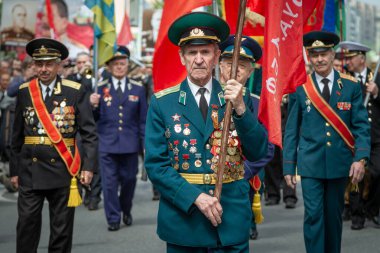 Moskova, Rusya. 2. Dünya Savaşı gazileri şehir sokaklarında. Gazilerin geçit töreni. Zafer Günü, 9 Mayıs.