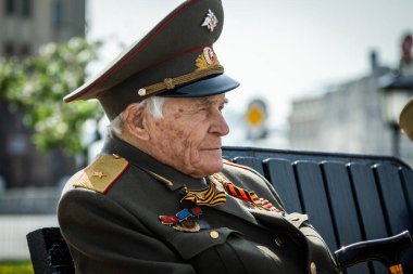 Moskova, Rusya. Tiyatro meydanında gazilerle toplantı. Zafer Günü, 9 Mayıs.