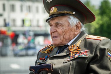 Moskova, Rusya. Tiyatro meydanında gazilerle toplantı. Zafer Günü, 9 Mayıs.