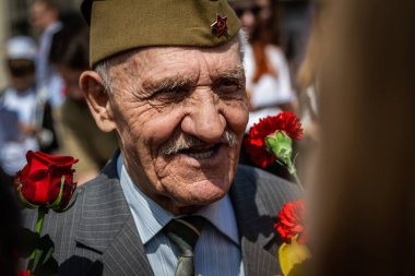 Moskova, Rusya. Tiyatro meydanında gazilerle toplantı. Zafer Günü, 9 Mayıs.