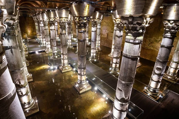 İstanbul, Türkiye. Theodosius Sarnıç ve yeraltındaki su