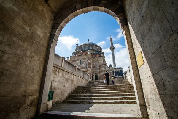 Istambul Turquia Mesquita Sehzade Mehmet Pessoas Entram Templo — Fotografia de Stock