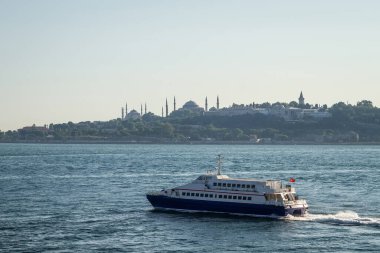 İstanbul, Türkiye. Boğazdaki eski şehrin arka planında bir gemi var.
