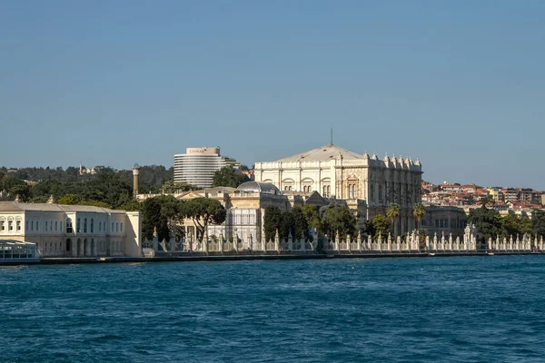Istanbul Turkiet Dolmabahce Palats Och Huvudporten Från Vattnet — Stockfoto