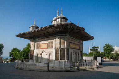 İstanbul, Türkiye. Sultan 3. Ahmed Kutuphanesi (Sultan Ahmed III Çeşmesi) Topkapı Sarayı girişinde
